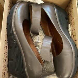 CLARENE TIDE
KHAKI LEATHER
CUIR KAKI